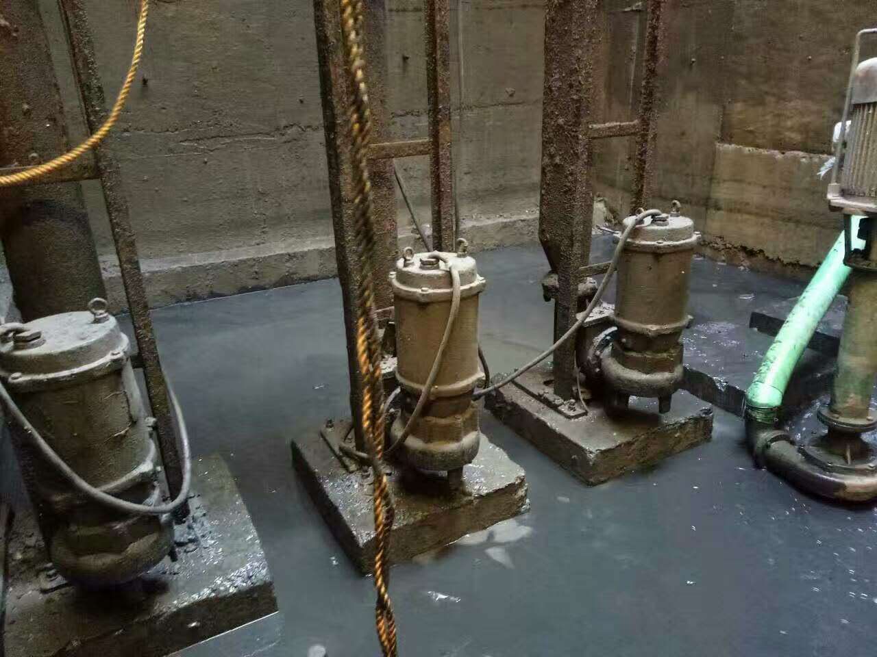 多文镇污水池清理