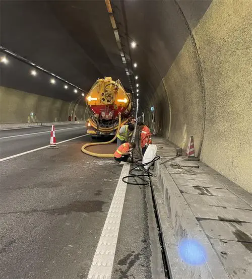 多文镇隧道排水渠清淤